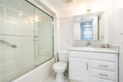 21 Chatham Street, Hamilton, ON - Indoor Photo Showing Bathroom