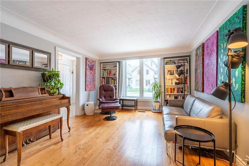21 Chatham Street, Hamilton, ON - Indoor Photo Showing Living Room