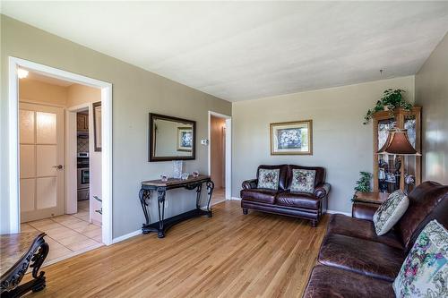 776 Upper Sherman Avenue, Hamilton, ON - Indoor Photo Showing Living Room