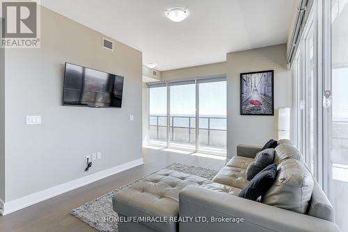 4818 - 30 Shore Breeze Drive, Toronto, ON - Indoor Photo Showing Living Room