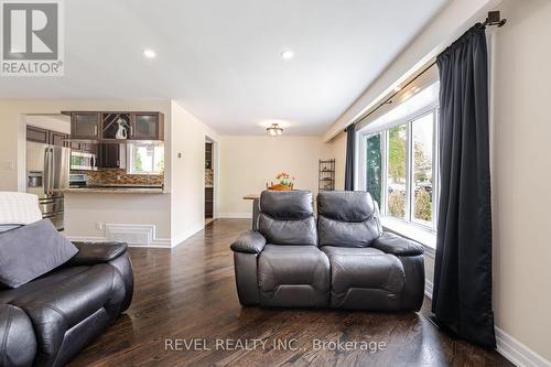 39 Edwin Drive, Brampton, ON - Indoor Photo Showing Living Room