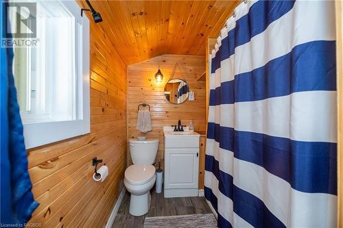 222 Francis Drive, Georgian Bluffs, ON - Indoor Photo Showing Bathroom