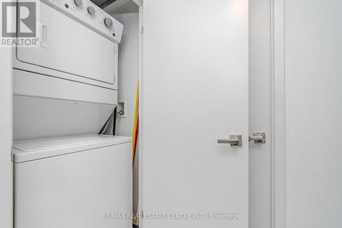 647 - 31 Tippett Road, Toronto, ON - Indoor Photo Showing Laundry Room