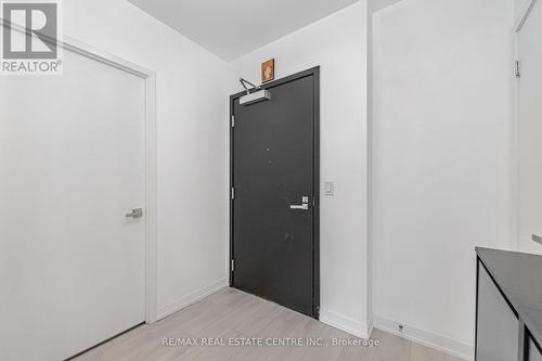 647 - 31 Tippett Road, Toronto, ON - Indoor Photo Showing Other Room