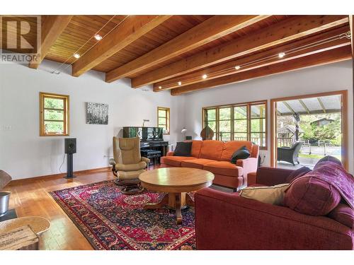 3971 30 Street Ne, Salmon Arm, BC - Indoor Photo Showing Living Room