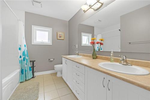 55 Livingstone Drive, Dundas, ON - Indoor Photo Showing Bathroom