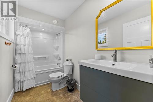 300 Forest Park Road, Pembroke, ON - Indoor Photo Showing Bathroom
