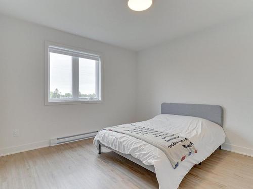 Chambre Ã Â coucher - 805 Rue Des Balades, Laval (Duvernay), QC - Indoor Photo Showing Bedroom