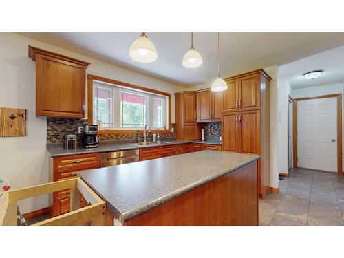 3470 53Rd Street S, Cranbrook, BC - Indoor Photo Showing Kitchen With Double Sink