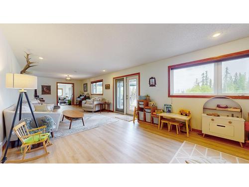 3470 53Rd Street S, Cranbrook, BC - Indoor Photo Showing Living Room