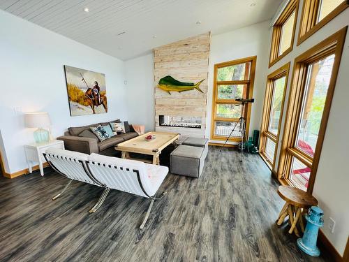 8257 Grainger Road, Canal Flats, BC - Indoor Photo Showing Living Room