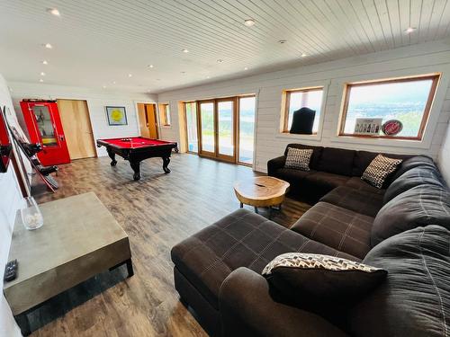 8257 Grainger Road, Canal Flats, BC - Indoor Photo Showing Living Room