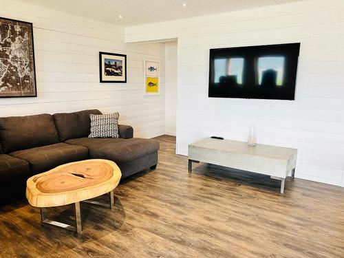 8257 Grainger Road, Canal Flats, BC - Indoor Photo Showing Living Room