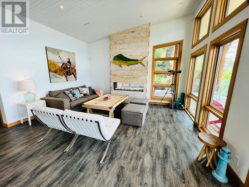 8257 Grainger Road, Canal Flats, BC - Indoor Photo Showing Living Room