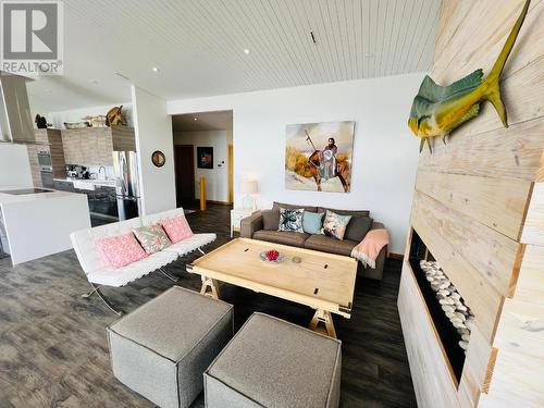 8257 Grainger Road, Canal Flats, BC - Indoor Photo Showing Living Room