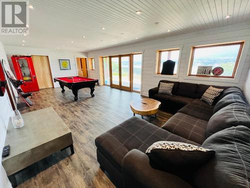 8257 Grainger Road, Canal Flats, BC - Indoor Photo Showing Living Room