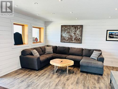 8257 Grainger Road, Canal Flats, BC - Indoor Photo Showing Living Room