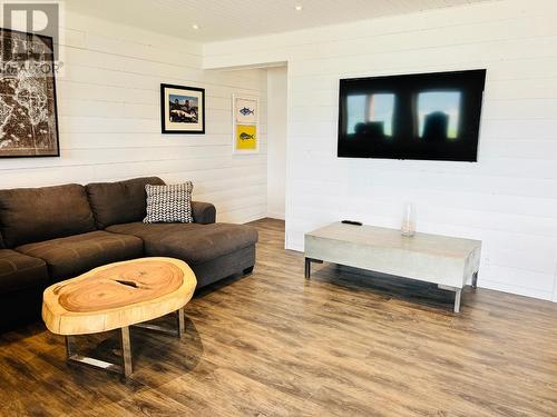 8257 Grainger Road, Canal Flats, BC - Indoor Photo Showing Living Room