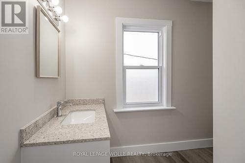 Unit 2 - 152 Weber Street E, Kitchener, ON - Indoor Photo Showing Bathroom