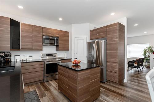 45 Birchwood Lane, Mitchell, MB - Indoor Photo Showing Kitchen With Stainless Steel Kitchen With Upgraded Kitchen