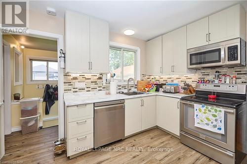 106 Queen Street S, Thorold, ON - Indoor Photo Showing Kitchen With Upgraded Kitchen