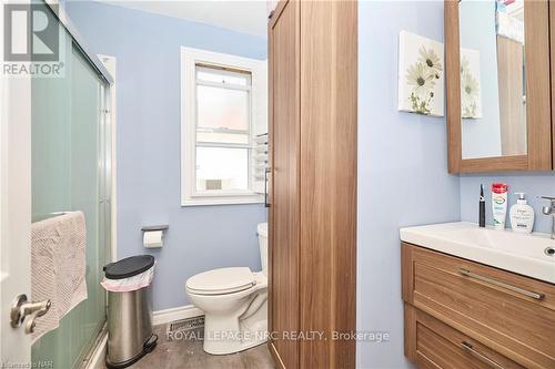 106 Queen Street S, Thorold, ON - Indoor Photo Showing Bathroom