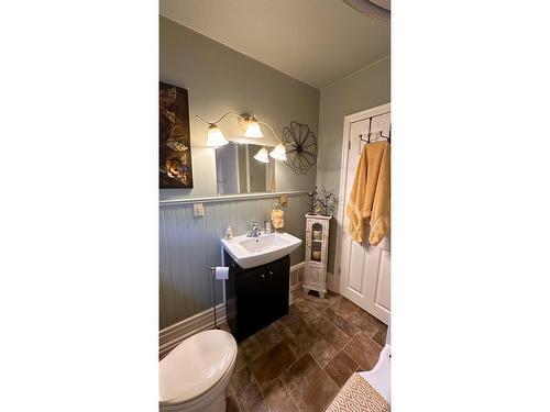 243 4Th Avenue, Kimberley, BC - Indoor Photo Showing Bathroom