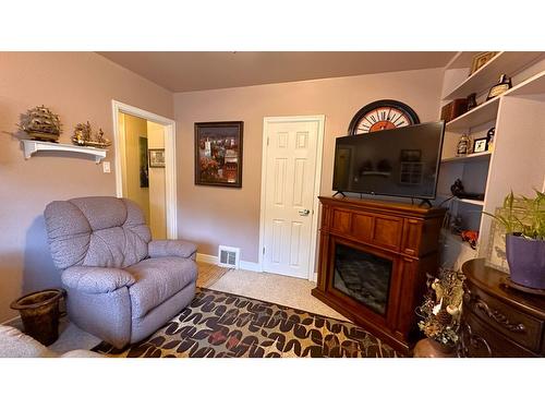243 4Th Avenue, Kimberley, BC - Indoor Photo Showing Living Room With Fireplace