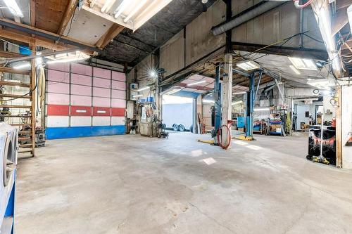 6693 Concession 1 Road, Puslinch, ON - Indoor Photo Showing Garage