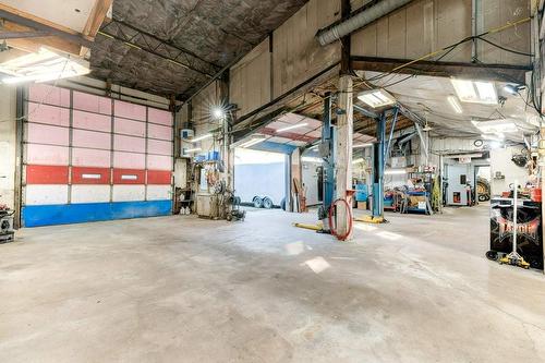 6693 Concession 1 Road, Puslinch, ON - Indoor Photo Showing Garage