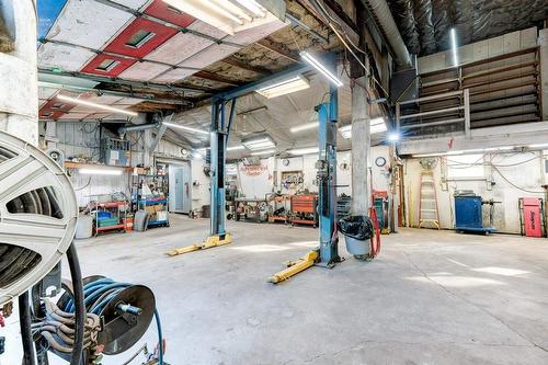 6693 Concession 1 Road, Puslinch, ON - Indoor Photo Showing Garage