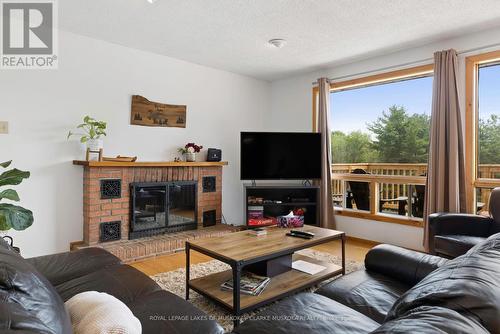 1096 Sandwood Road, Muskoka Lakes, ON - Indoor Photo Showing Living Room With Fireplace