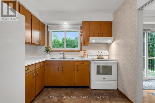 293 Harmony Road, Hamilton, ON - Indoor Photo Showing Kitchen With Double Sink