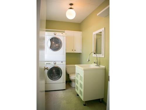 1721 Birch Street, Creston, BC - Indoor Photo Showing Laundry Room