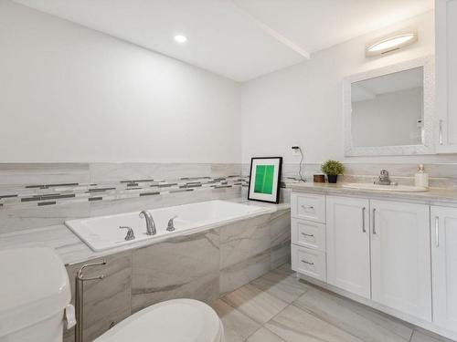 Dwelling - 32 Rue Cartier, Gatineau (Gatineau), QC - Indoor Photo Showing Bathroom