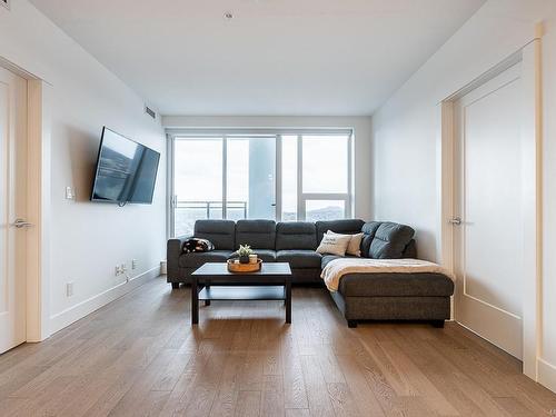 2203-777 Herald St, Victoria, BC - Indoor Photo Showing Living Room