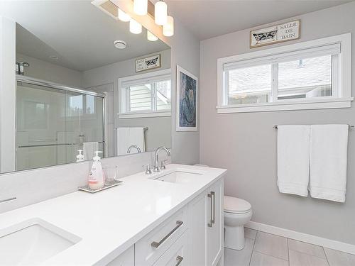 406 Bonaparte St, Colwood, BC - Indoor Photo Showing Bathroom