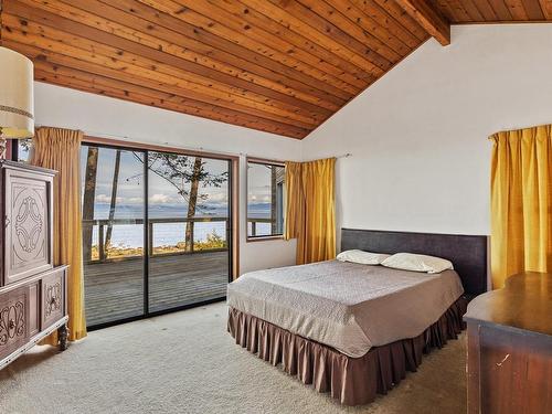 6055 Maclean Rd, Hornby Island, BC - Indoor Photo Showing Bedroom