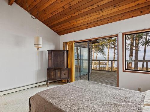 6055 Maclean Rd, Hornby Island, BC - Indoor Photo Showing Bedroom