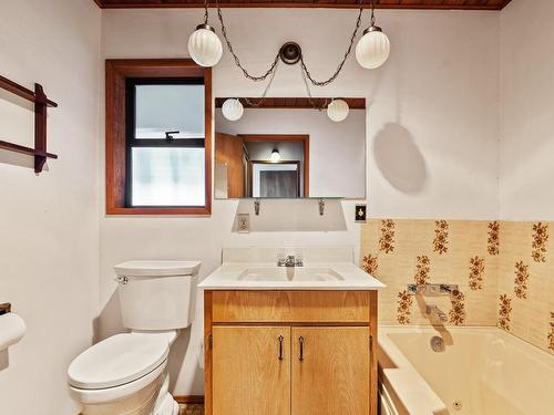 6055 Maclean Rd, Hornby Island, BC - Indoor Photo Showing Bathroom
