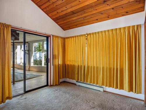 6055 Maclean Rd, Hornby Island, BC - Indoor Photo Showing Other Room