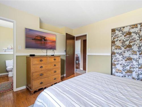 560 Sumac Dr, Qualicum Beach, BC - Indoor Photo Showing Bedroom