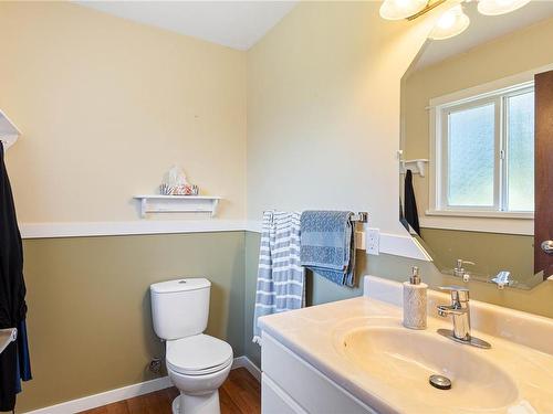 560 Sumac Dr, Qualicum Beach, BC - Indoor Photo Showing Bathroom