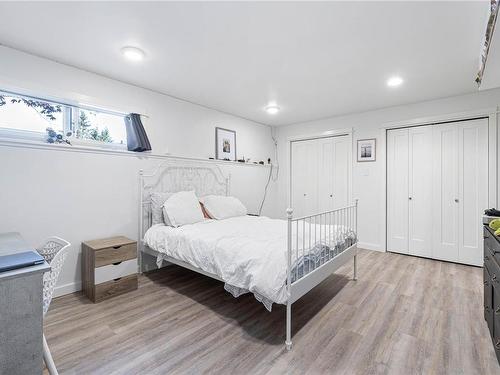 560 Sumac Dr, Qualicum Beach, BC - Indoor Photo Showing Bedroom