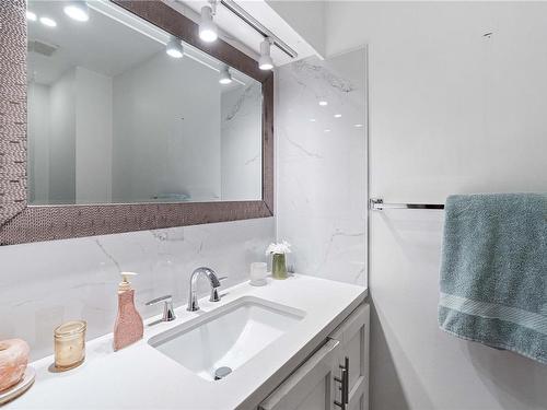 560 Sumac Dr, Qualicum Beach, BC - Indoor Photo Showing Bathroom