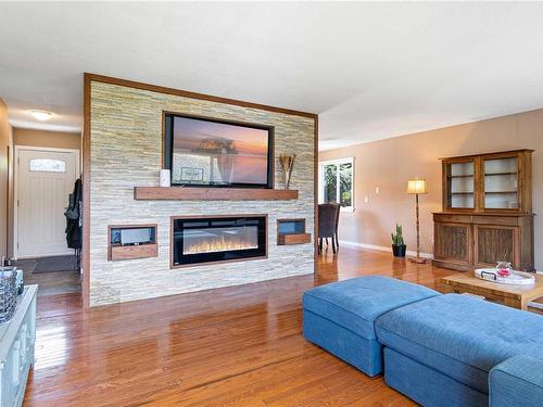 560 Sumac Dr, Qualicum Beach, BC - Indoor Photo Showing Living Room With Fireplace
