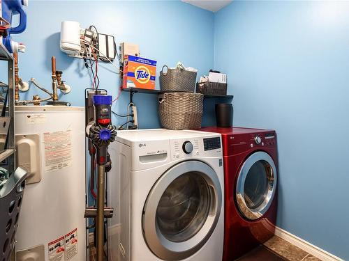 204-4686 Alderwood Pl, Courtenay, BC - Indoor Photo Showing Laundry Room