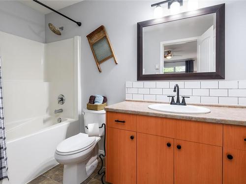 3353 Mill St, Cumberland, BC - Indoor Photo Showing Bathroom