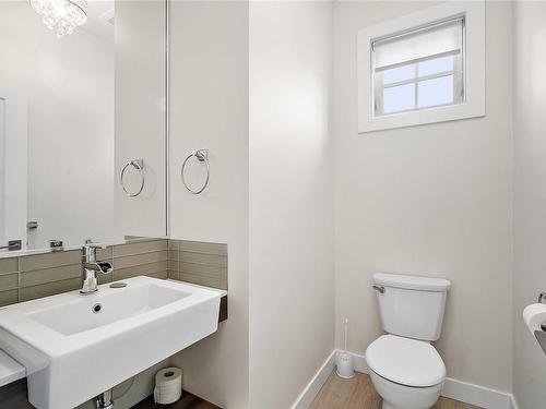 7-2638 Shelbourne St, Victoria, BC - Indoor Photo Showing Bathroom