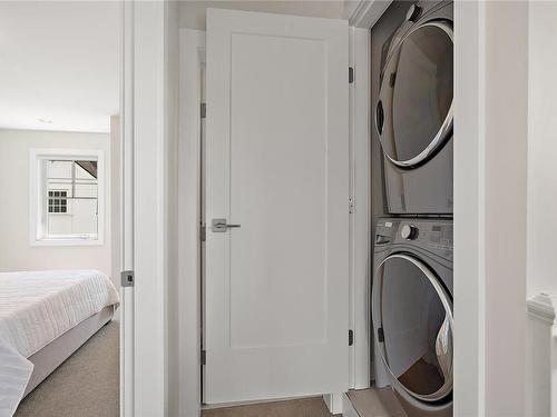 7-2638 Shelbourne St, Victoria, BC - Indoor Photo Showing Laundry Room
